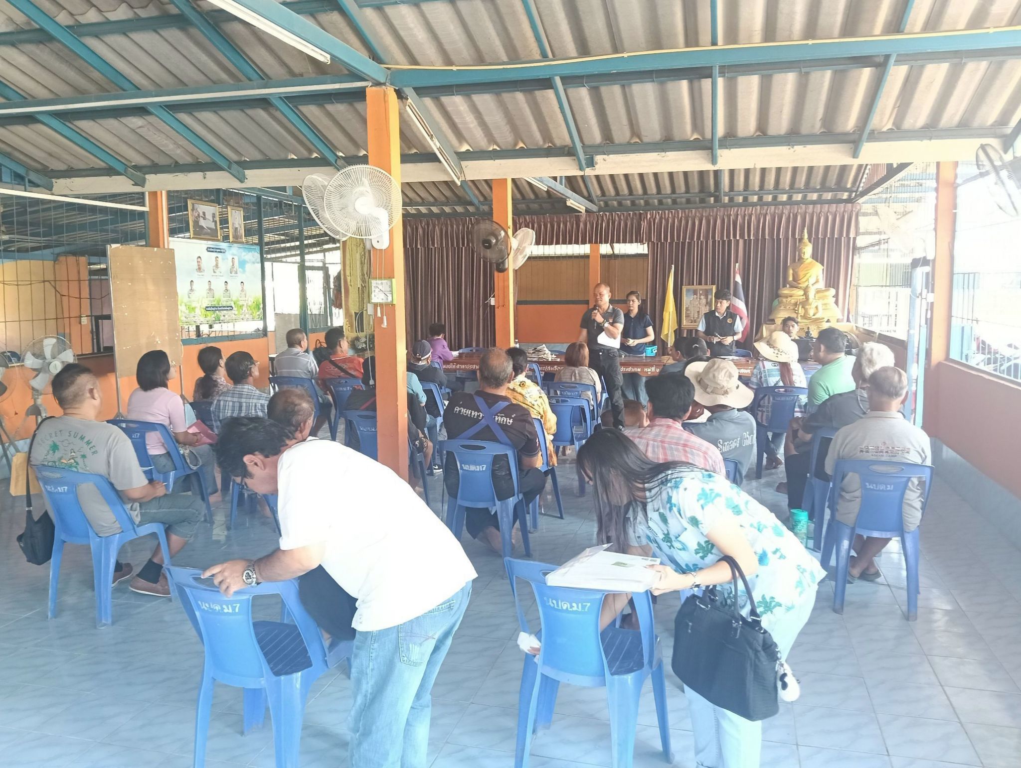 title - วันที่ 3 เมษายน 2569 นายวิทูล ประดิษฐ์บุญ ปฏิรูปที่ดินจังหวัดปราจีนบุรี มอบหมายให้ นายลิขิต ผันผ่อน ผู้อำนวยการกลุ่มกฎหมาย พร้อมด้วย เจ้าหน้าที่ ส.ป.ก.ปราจีนบุรี ลงพื้นที่ออกศูนย์บริการเคลื่อนที่ “Mobile Unit”  ยื่นคำร้องทั่วไปและปรึกษาข้อกฎหมายที่เกี่ยวข้องกับการปฏิรูปที่ดิน ณ เขาไม้แก้ว อำเภอกบินทร์บุรี จังหวัดปราจีนบุรี